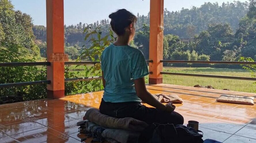 femme thailande meditation
