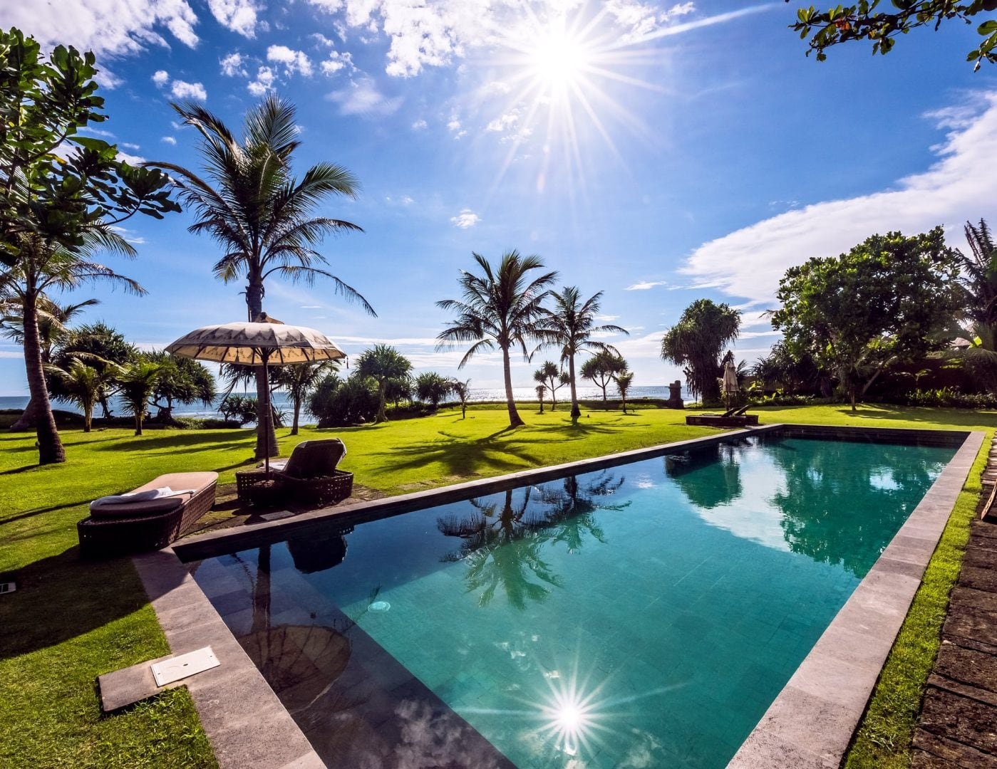 Piscine avec vue sur la mer
