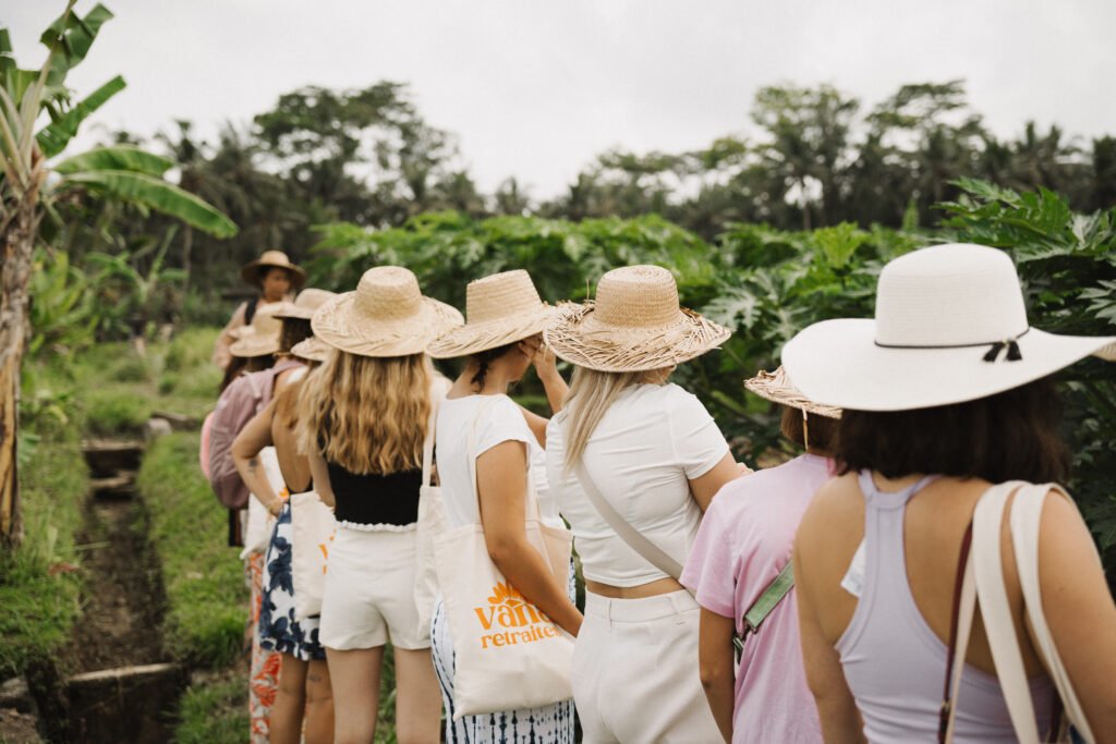 Groupe de participantes en balade lors d'une retraite bien-être Vana à Bali