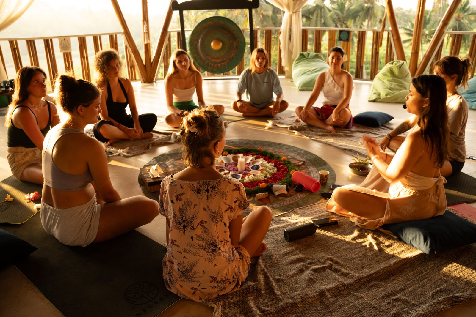 Cercle de femmes lors d'une retraite spirituelle à Bali - organiser une retraite bien-être entre femmes
