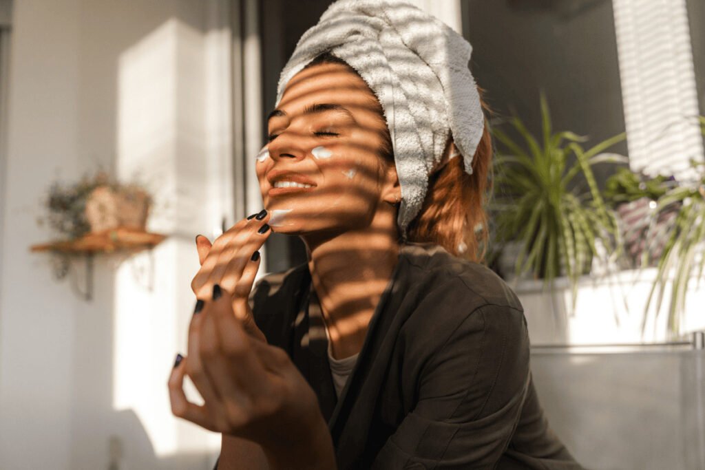 Femme prenant soin d'elle après une détox digitale - se choisir loin des réseaux sociaux