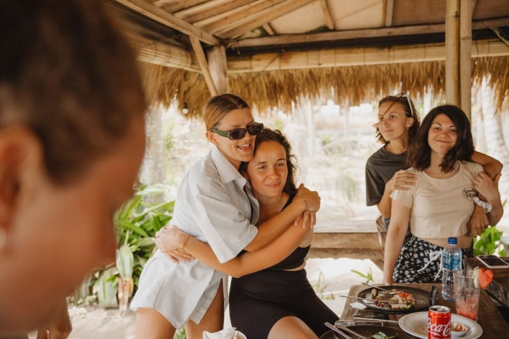 Sororité et reconnexion entre femmes lors d'une retraite bien-être à Bali